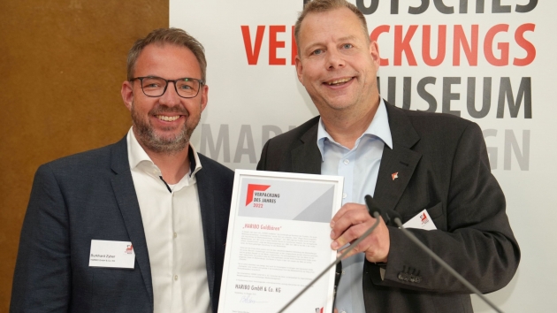 Verpackung des Jahres 2022: Haribo Goldbären - Burkhard Zyber (l.), Leiter der Unternehmenskommunikation von Haribo in Deutschland, mit Hans-Georg Böcher, Vorstandsvorsitzender des Verpackungs-Museums - Quelle: Haribo GmbH & C. KG
